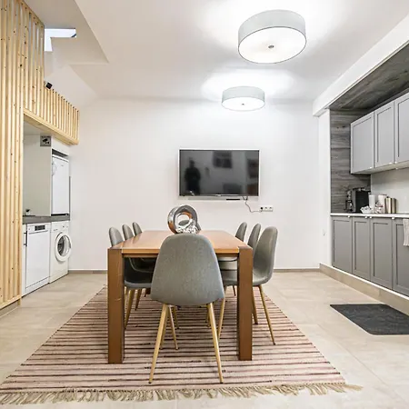 Bahnhof Deluxe - Near Danube River *