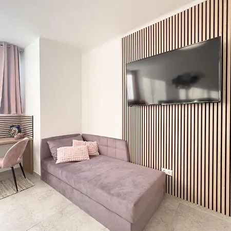 Bahnhof Deluxe - Near Danube River *