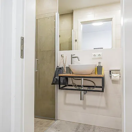 Bahnhof Deluxe - Near Danube River 多瑙河畔克雷姆斯