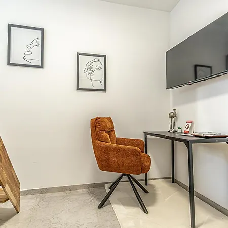 Bahnhof Deluxe - Near Danube River