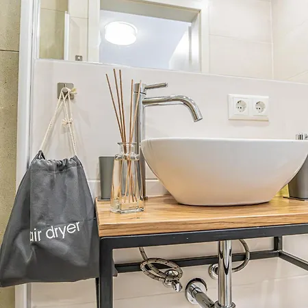 Bahnhof Deluxe - Near Danube River Апартаменты *