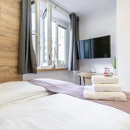 Bahnhof Deluxe - Near Danube River * Кремс на Дунае