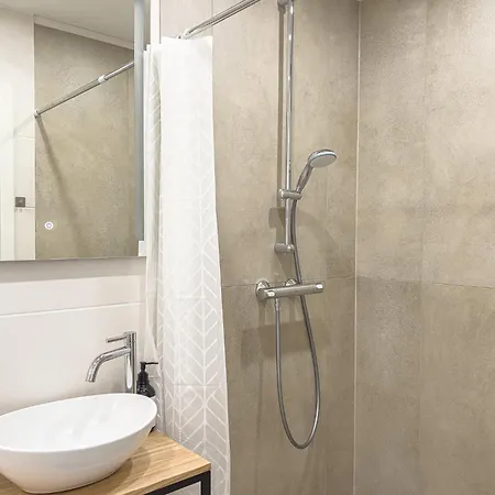 Bahnhof Deluxe - Near Danube River 多瑙河畔克雷姆斯