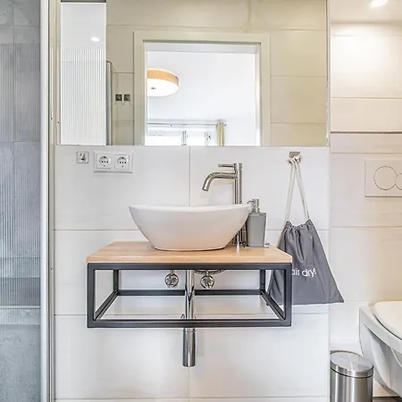 Bahnhof Deluxe - Near Danube River *