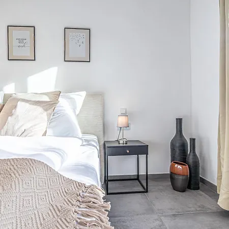 Bahnhof Deluxe - Near Danube River *