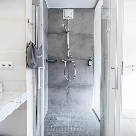 Bahnhof Deluxe - Near Danube River * 多瑙河畔克雷姆斯