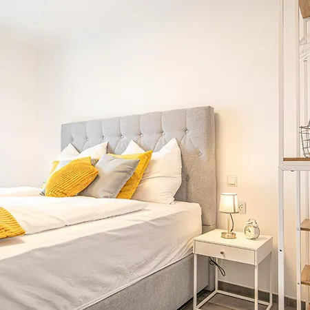 Bahnhof Deluxe - Near Danube River *