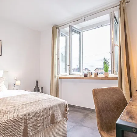 Bahnhof Deluxe - Near Danube River * Кремс на Дунае