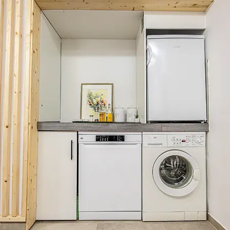 Bahnhof Deluxe - Near Danube River