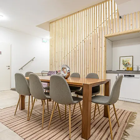 Bahnhof Deluxe - Near Danube River *