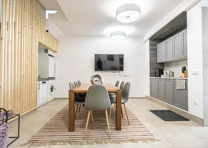 Bahnhof Deluxe - Near Danube River *