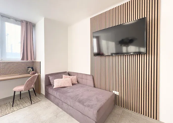 Bahnhof Deluxe - Near Danube River *