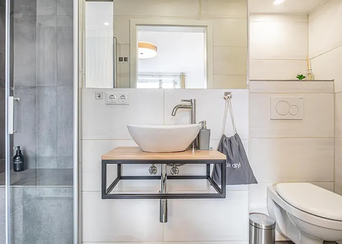 Bahnhof Deluxe - Near Danube River *