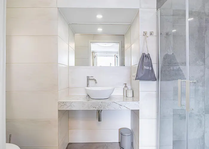 Bahnhof Deluxe - Near Danube River *