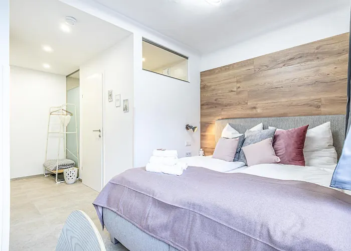 Bahnhof Deluxe - Near Danube River *