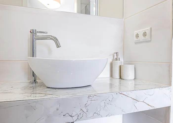 Bahnhof Deluxe - Near Danube River Apartment