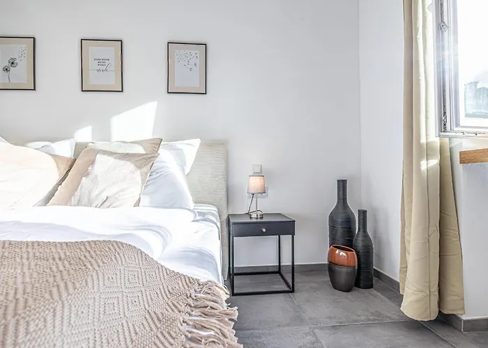 Bahnhof Deluxe - Near Danube River *