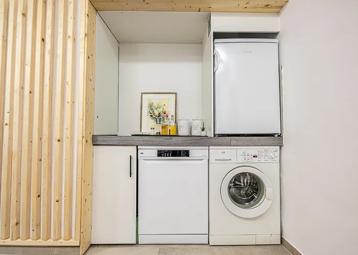 Bahnhof Deluxe - Near Danube River