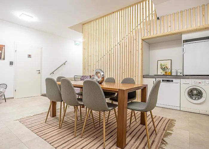 Bahnhof Deluxe - Near Danube River *